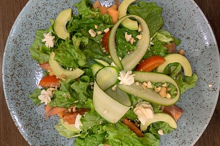 Салат с лососем и авокадо