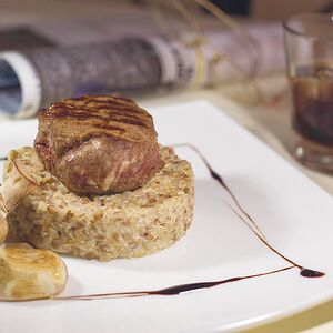 Говяжья вырезка с гречетто и горчичным соусом