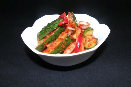 Салат с огурцами кимчи