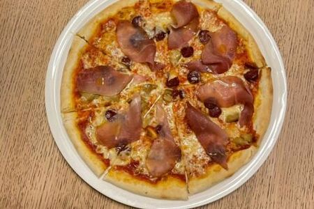 Пицца с белыми грибами и пармской ветчиной