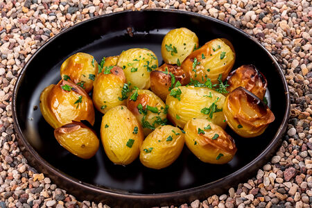 Запеченный молодой картофель