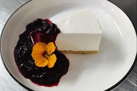 Чизкейк с ягодным компоте