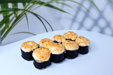 Запеченный мини-ролл с угрем