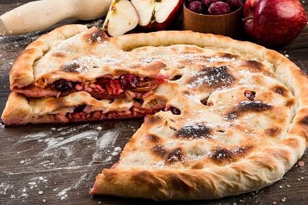 Пирог с яблоком и вишней