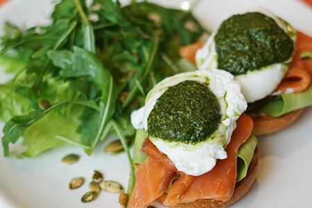 Яйца пашот с лососем