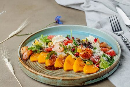 Салат с тыквой и креветками