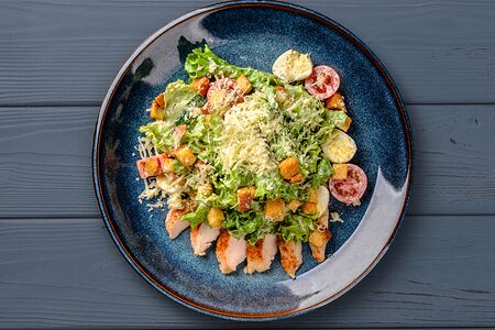 Салат Цезарь с курицей
