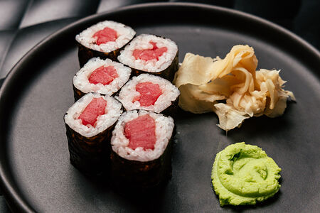 Ролл Эби Маки с тигровыми креветками