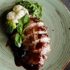 Куриная грудка под винным соусом