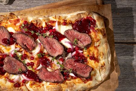 Пицца с олениной