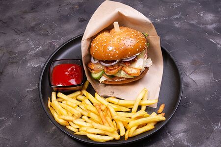 Бургер с королевскими креветками