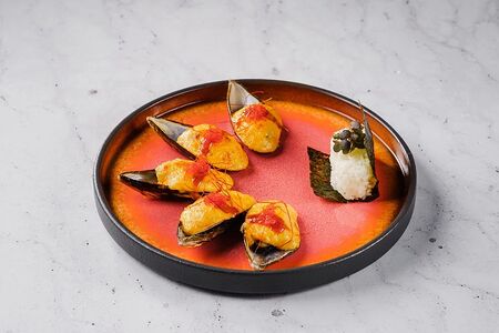 Запеченные мидии с соусом спайси