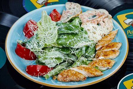 Салат Цезарь с куриной грудкой
