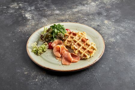 Вафли из картофеля с лососем слабой соли