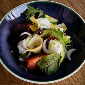 Салат с моцареллой и копченым сулугуни