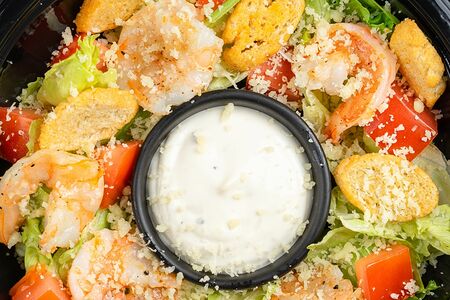 Салат Цезарь с креветками