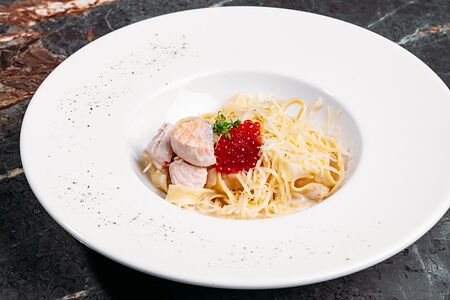 Паста с лососем и красной икрой