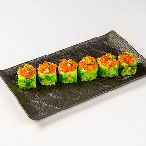 Ролл с тартаром из лосося и зеленой тобикой