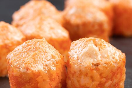 Запечённый аромаки ролл