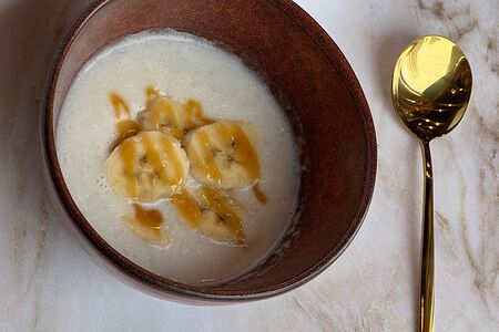 Каша рисовая на кокосовом молоке с бананом и карамельным соусом