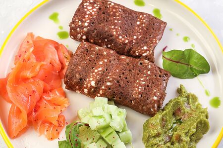 Льняные блины с рикоттой, малиновым соусом и сметаной