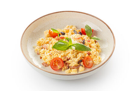 Скрембл с беконом, пармезаном и томатами