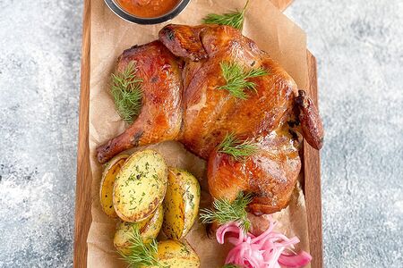 Копченый цыпленок с мини-картофелем и соусом сальса