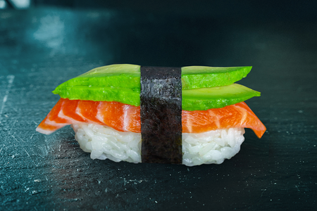 Суши с лососем и авокадо