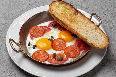 Глазунья с пепперони и томатами