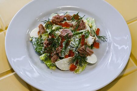 Салат с тунцом