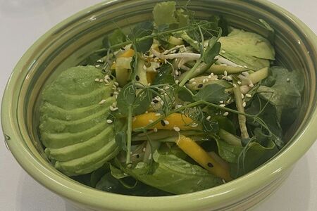 Салат с авокадо и манго