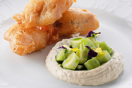 Судак Орли с соусом тартар и малосольными огурцами