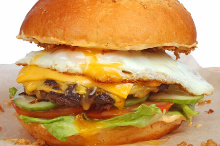 Чизбургер с яйцом