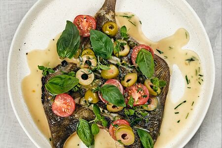 Камбала, черри, каперсы и лимонная эмульсия