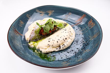 Филе дорадо, сливочная полента, сальса