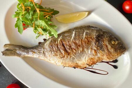 Дорадо гриль с овощным салатом