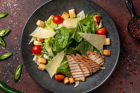 Салат Цезарь с курицей