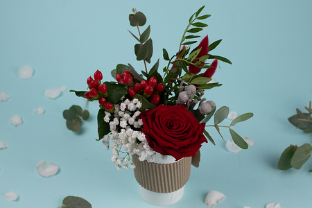 Букет цветов Красная роза с ягодами в стаканчике