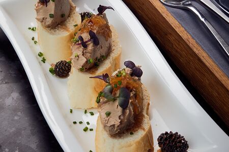 Паштет с луковым джемом и вареньем из шишек