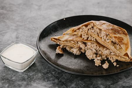 Стандартный блин с мясом и сметаной