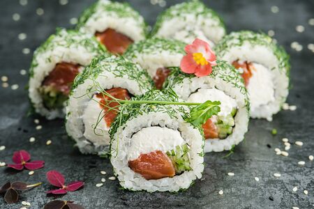 Большой ролл в укропе