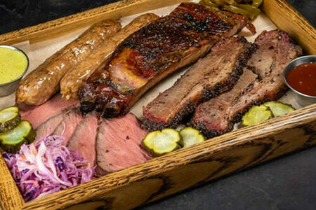 Комбо BBQ Техас - брискет, свиные рёбра, говяжьи колбаски