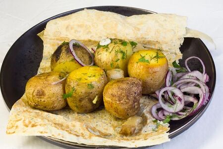 Картошка на мангале с салом