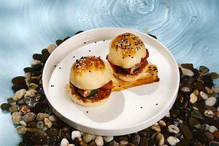 Булочки Бао с угрём и острыми томатами