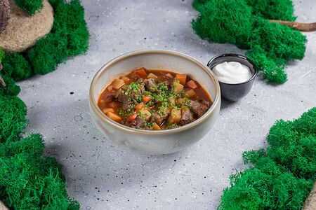 Суп-гуляш из оленины со сметаной