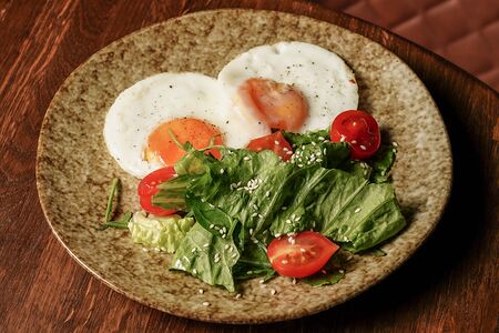 Глазунья с микс-салатом и кунжутным маслом