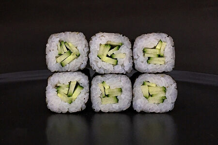 Ролл маки с огурцом