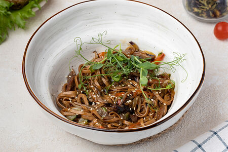 Wok с говядиной и овощами