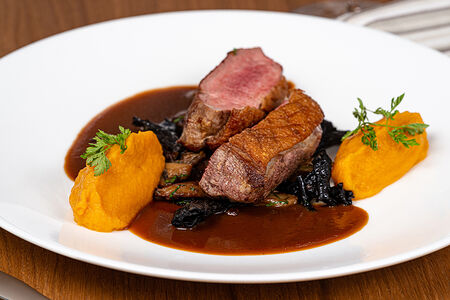 Запечённая утиная грудка с тыквенным пюре