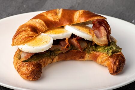 Круассан Авокадо-Бекон